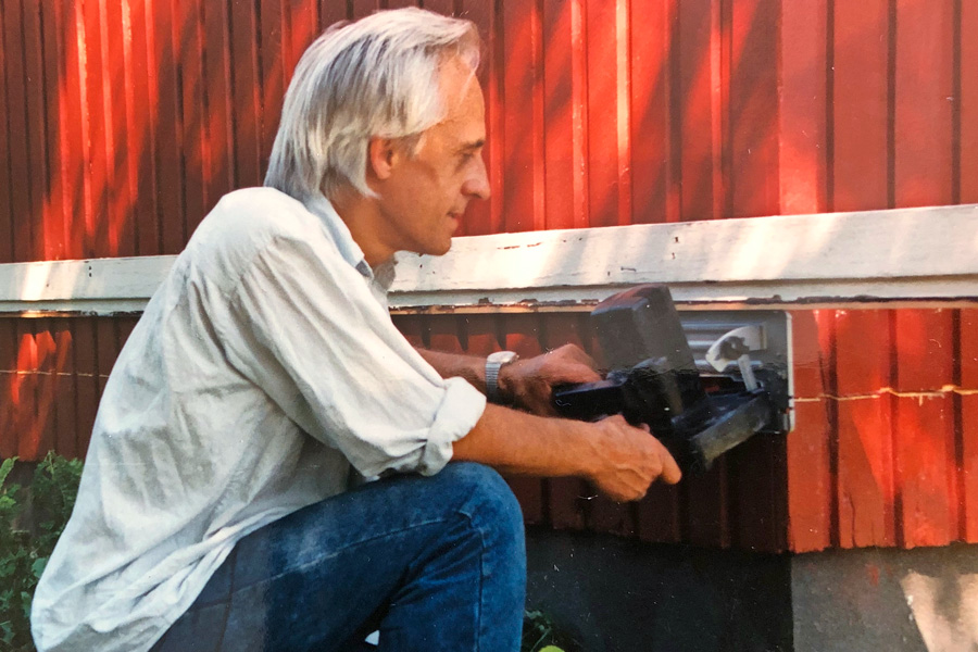 Sahaa pellin ura viistossa 45 asteen kulmassa. Ruuvaa seinään väliaikainen tukilauta ja työnnä sirkkeliä sitä pitkin. Tee urasta niin syvä, että se yltää lautojen puoliväliin asti.