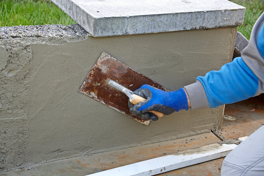 Slammemørtel, utkast, grunningslag, heftelag – kjært barn har mange navn. Men alle navnene beskriver et tynt lag mørtel, som “sprutes” på underlaget. Når det har herdet, skal det gi det endelige pusslaget et godt og sikkert feste mot underlaget.