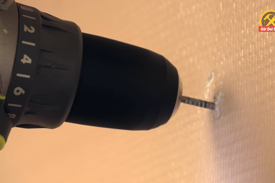 Ta bort skruv med skadat spår