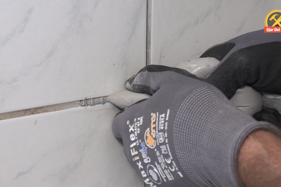 Fuging av små flisfuger