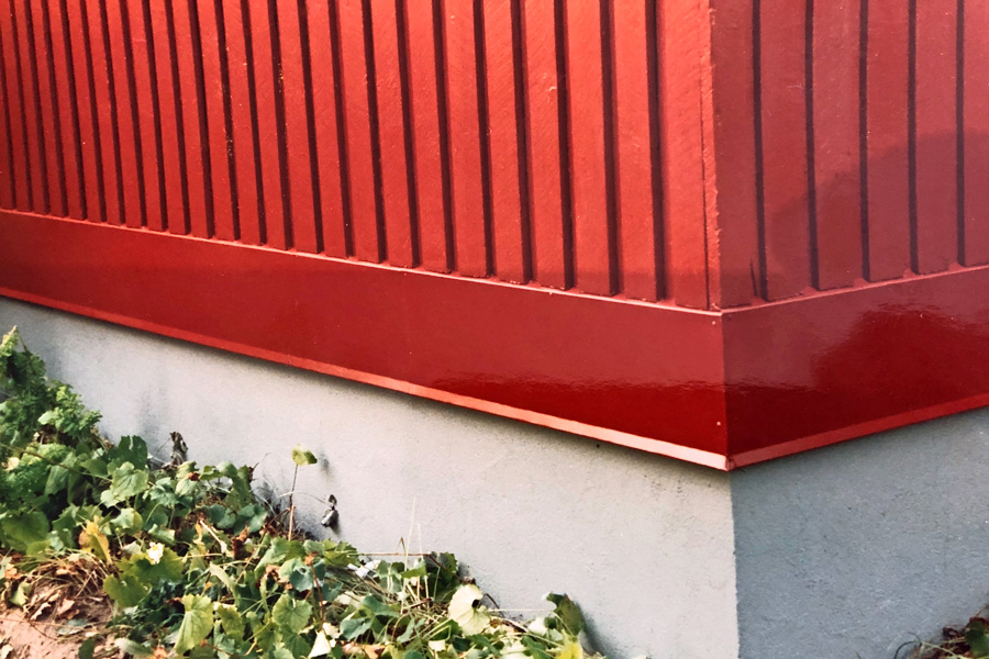 Du kan lätt dölja de murkna fasadbrädorna med en aluminiumlist längst ner på fasaden - särskilt om du har turen att hitta en aluminiumprofil som inte kräver någon större anpassning.