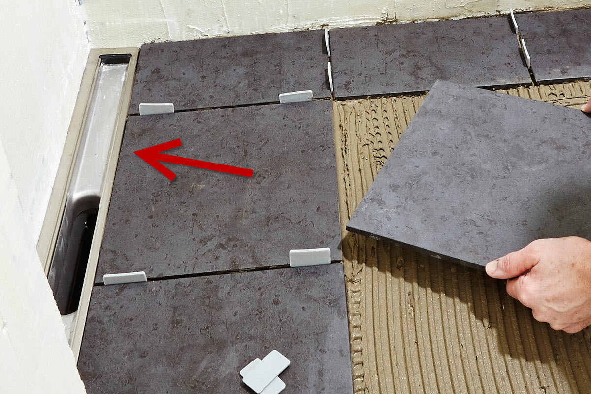 Kylpyhuoneen lattian kaadon teko