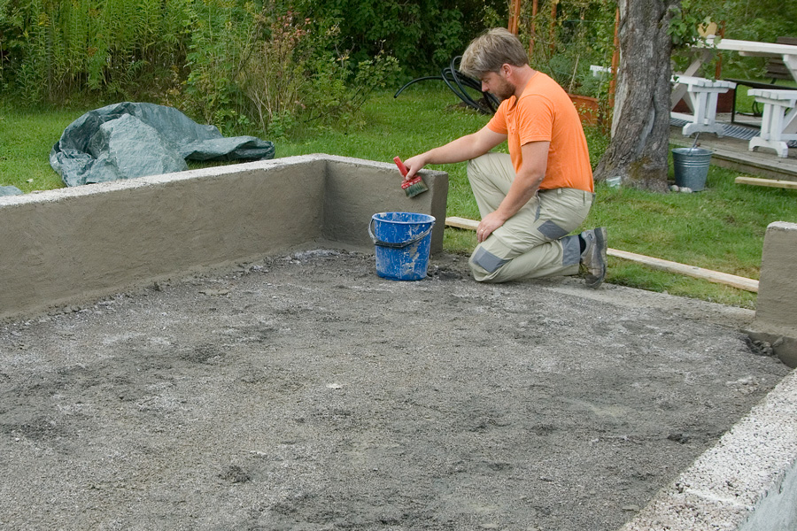Soklen pudses i to omgange. Først med en grov mørtel og dernæst med en finere.