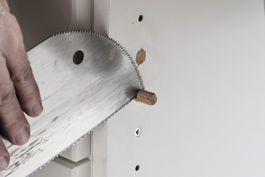 Liimaa pilalle menneisiin ruuvinreikiin tapit ja sahaa ne poikki, kun liima on kuivunut.