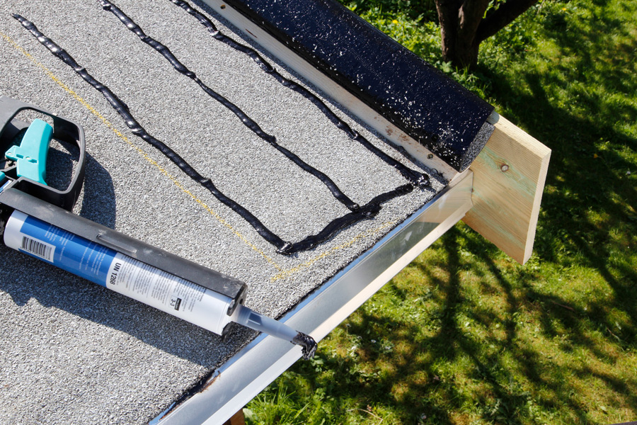 Med litt lim mellom, hefter takbelegget godt til underlaget.