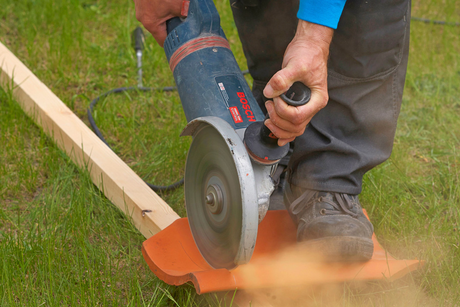 Lyft undan stenen från underlaget när du skär.