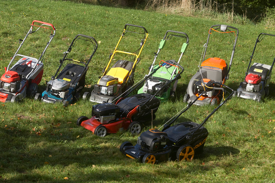 Motorbromsbygeln sitter vid handtaget.