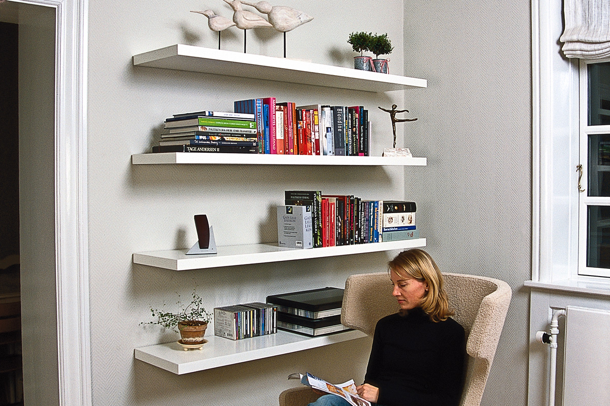 Selv relativt store hylder og reoler med belastning kan hænges solidt op med skjulte ophæng.