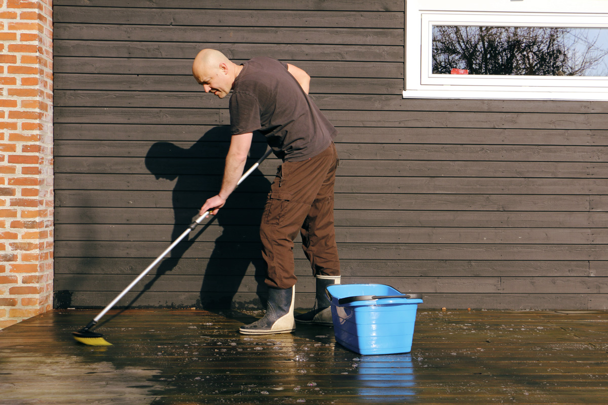 Noggrant förarbete är en förutsättning för ett starkt och hållbart resultat. Träet ska rengöras från smuts och gamla oljerester, innan ny olja stryks på.