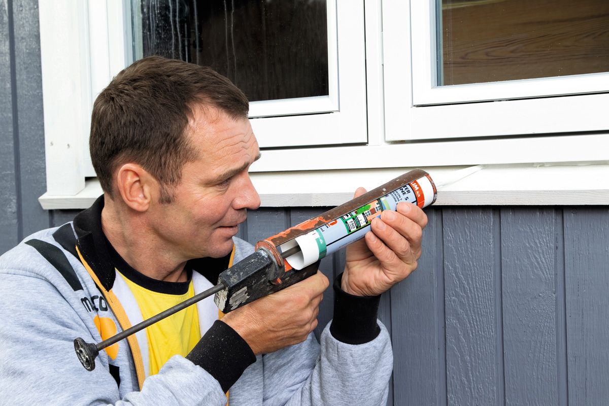 Massapistooli painaa massan halkeamiin ja rakoihin, joihin lasta ei yllä.