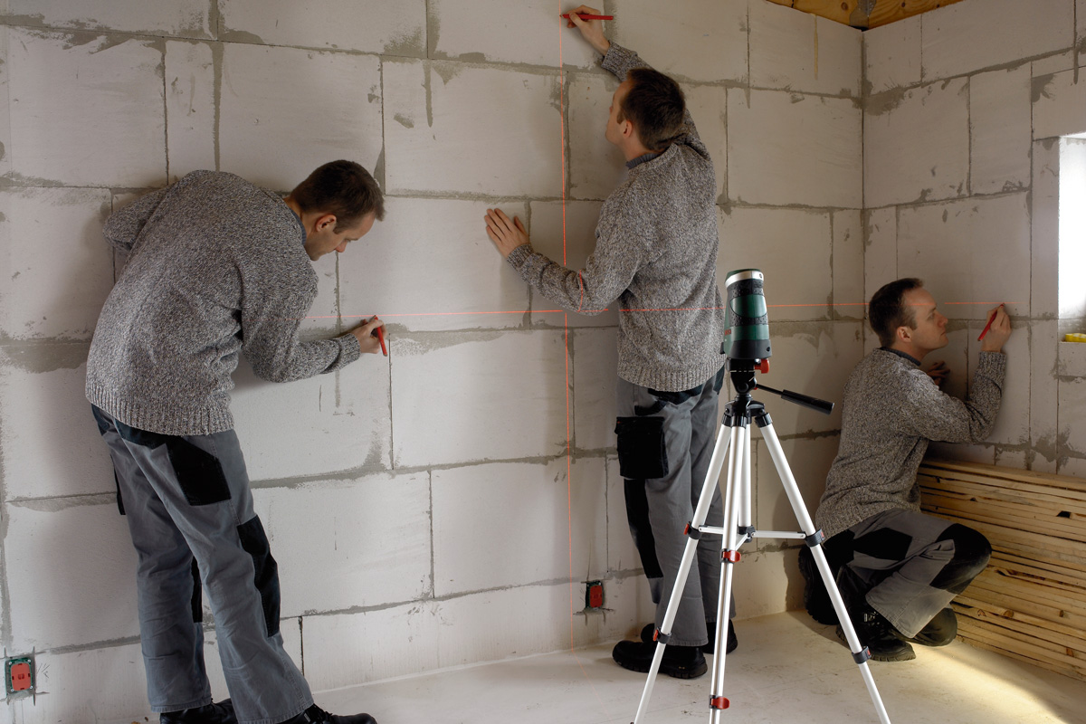 Når laseren er sat op og tændt, går afmærkningen lynhurtigt – hele vejen rundt langs alle væggene