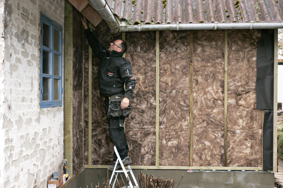 Der er mange penge at spare, hvis huset er godt isoleret. Og i langt de fleste tilfælde er det enkelt arbejde, så man kan også spare håndværkeren.