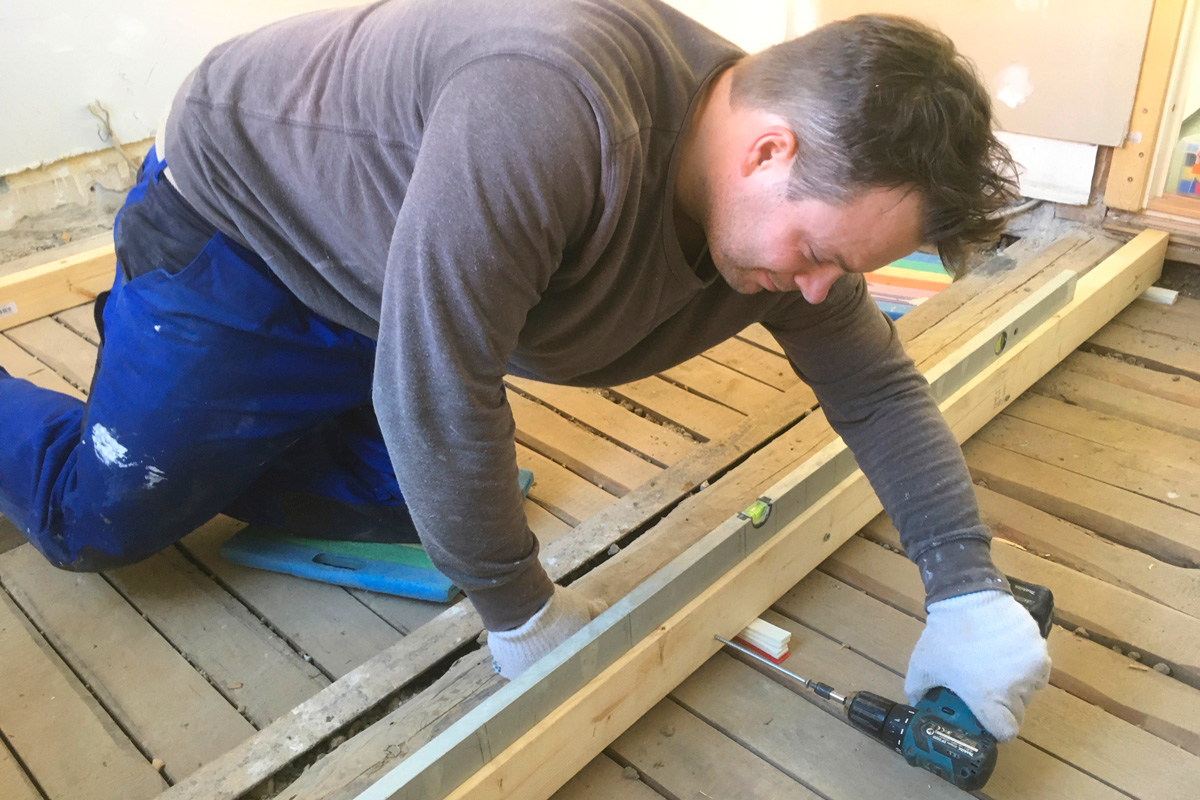 Koolauslankut kiinnitetään vanhoihin runkolankkuihin pitkillä ruuveilla. Tässä käytetään 6x150 millin ruuveja.