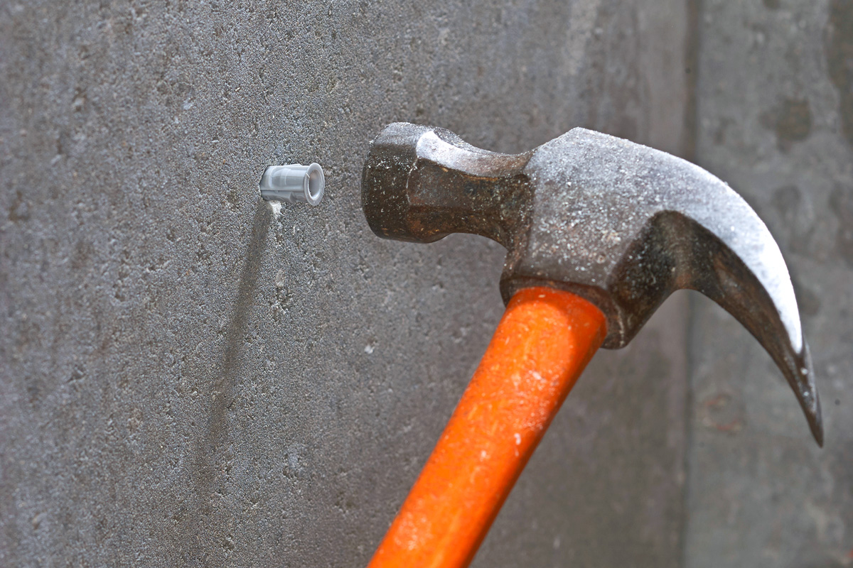 Kun hvis pluggen passer til underlaget og emnet, der skal hænges op, opnås den rigtige styrke.