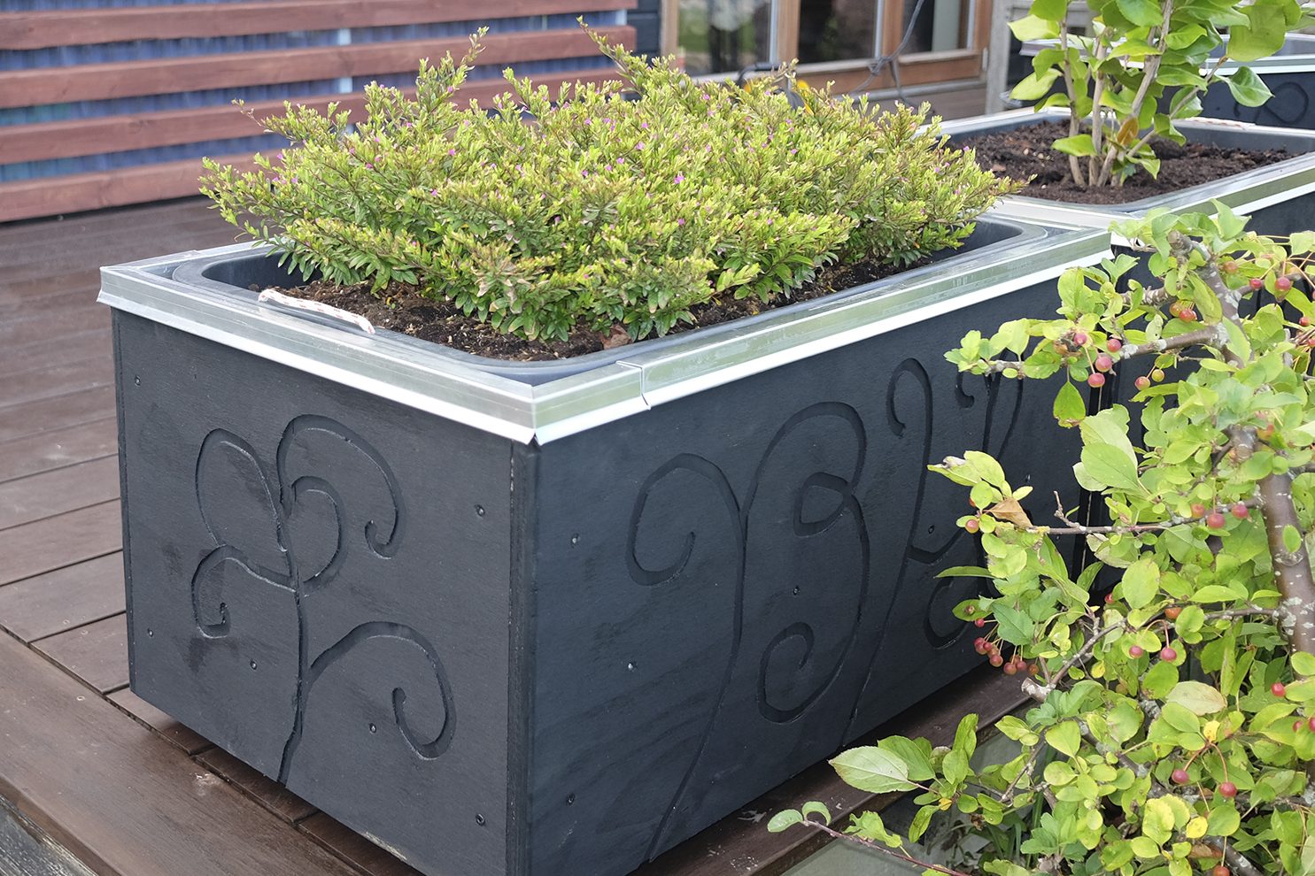 Inden du maler dit mobile højbed, kan du som her fræse et flot mønster med en overfræser.