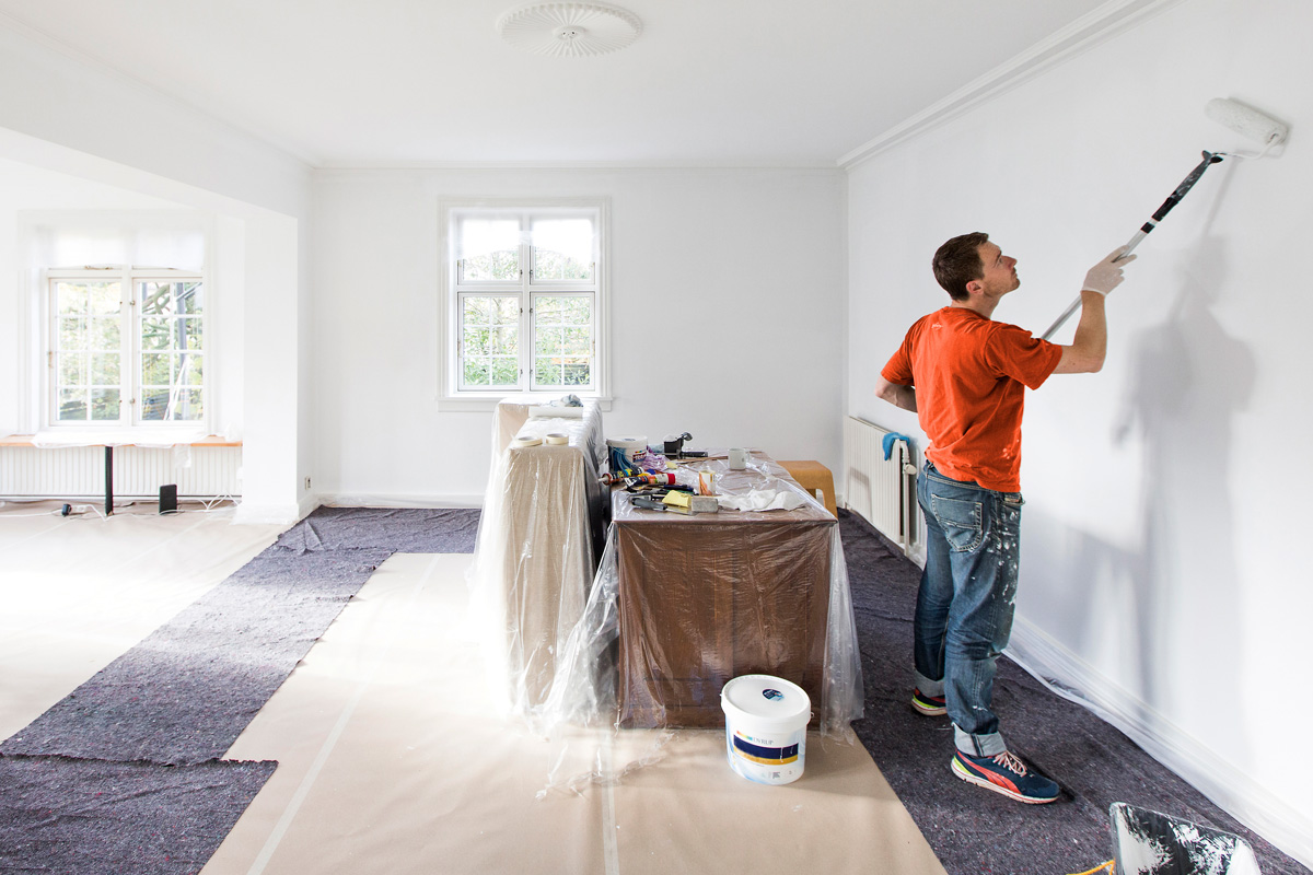 Tynd plast over møblerne, filt langs væggene og plast/pap ude midt på gulvet. Så kan malerarbejdet gøres effektivt.