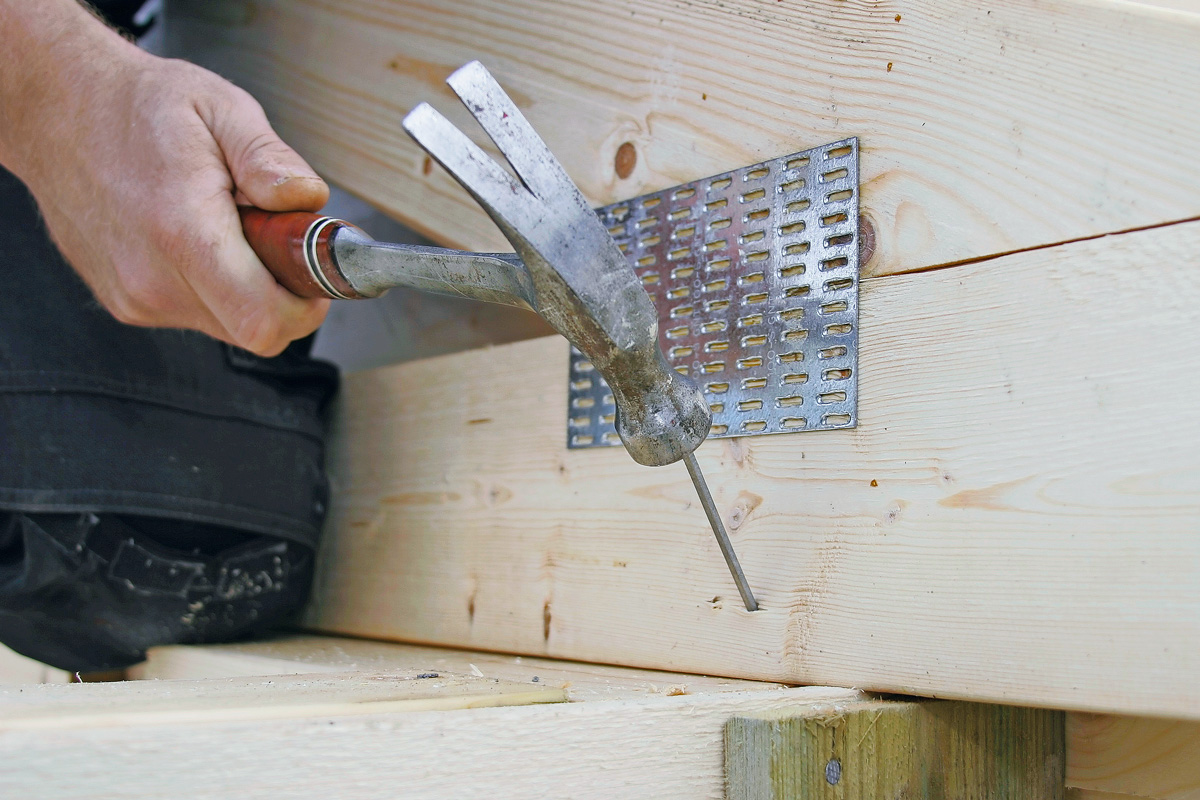 Uanset om sømmene er lange eller korte, og om de skal slås lige i eller på skrå, kræver det blot en hammer.