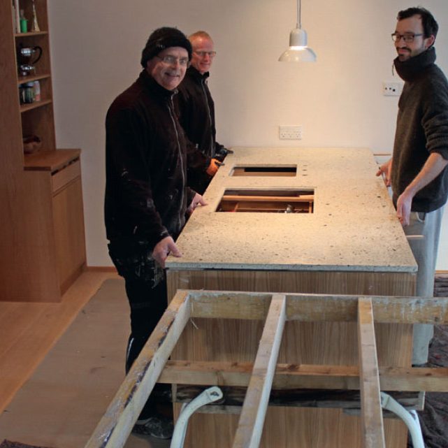 Terrazzo bordplade gør det-selv: Bordpladen lægges op på køkkenskabene