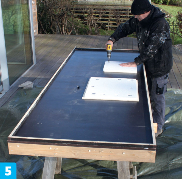 Terrazzo benkeplate: Sett fast isoporplatene