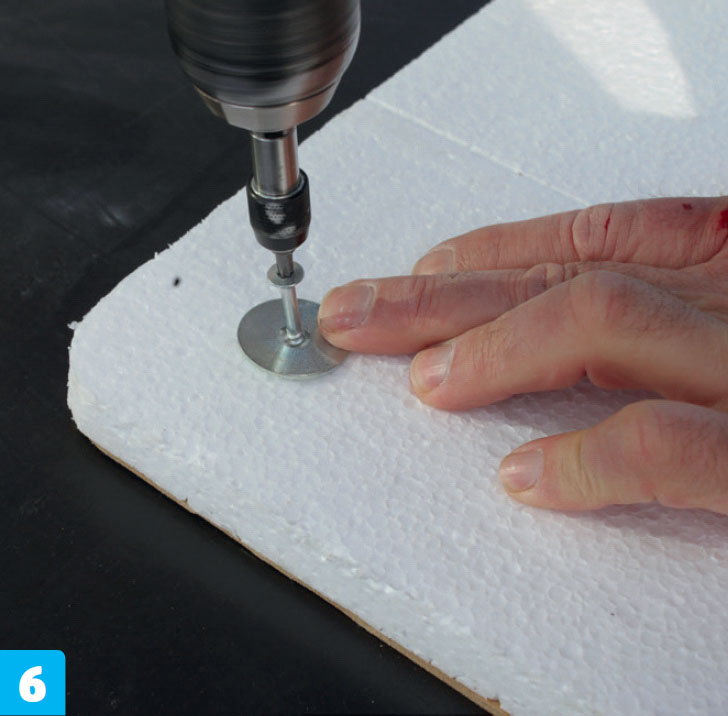 Terrazzo benkeplate: Isoporen skrus fast med en bred skive under skruene