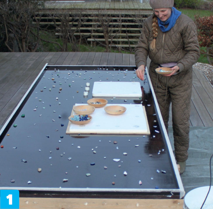 Terrazzo benkeplate: Større stein og skjellbiter legges ut på støpeformen