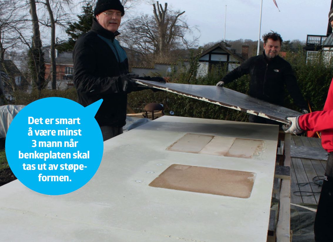 Terrazzo benkeplate: Kantlistene skrus av og forskalingsplaten fjernes
