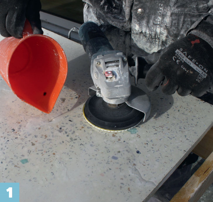 Terrazzo benkeplate: Benkeplaten våtslipes med vinkelsliper