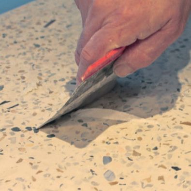 Terrazzo benkeplate: Benkeplaten ettersparkles med en ren sementblanding
