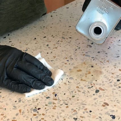 Terrazzo benkeplate: Gi benkeplaten impregneringsvæske