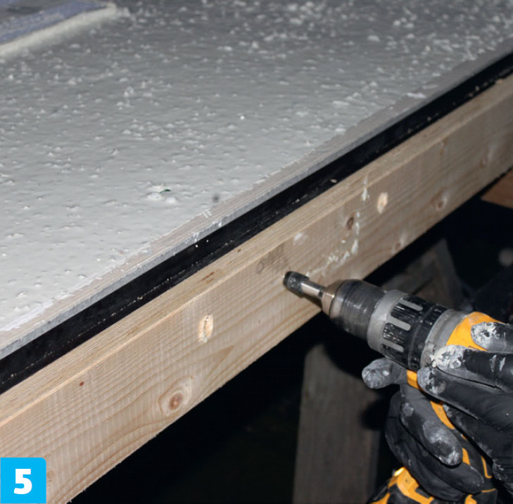 Terrazzo bänkskiva kök: Terrazzoblandningen vibreras