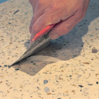 Terrazzo bänkskiva kök: Bänkskivan spacklas med en ren cementblandning