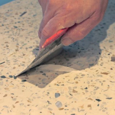 Terrazzo-pöytälevy: Tasoita pinta sementillä