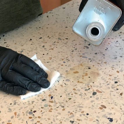 Terrazzo-pöytälevy: Käsittele pöytälevy kyllästysaineella