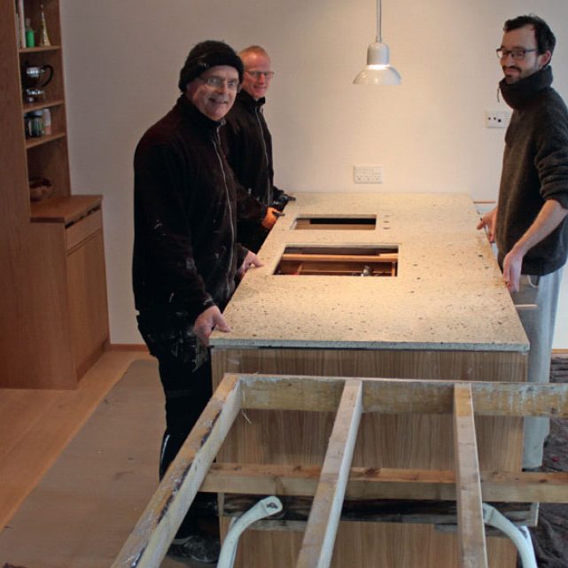 Terrazzo-pöytälevy: Aseta pöytälevy keittiön kaappien päälle