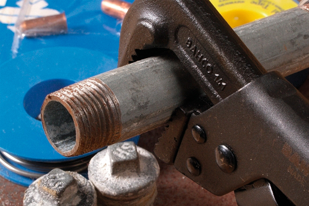 En af de store grupper af tænger bruges til at holde et emne fast, fx et vandrør.