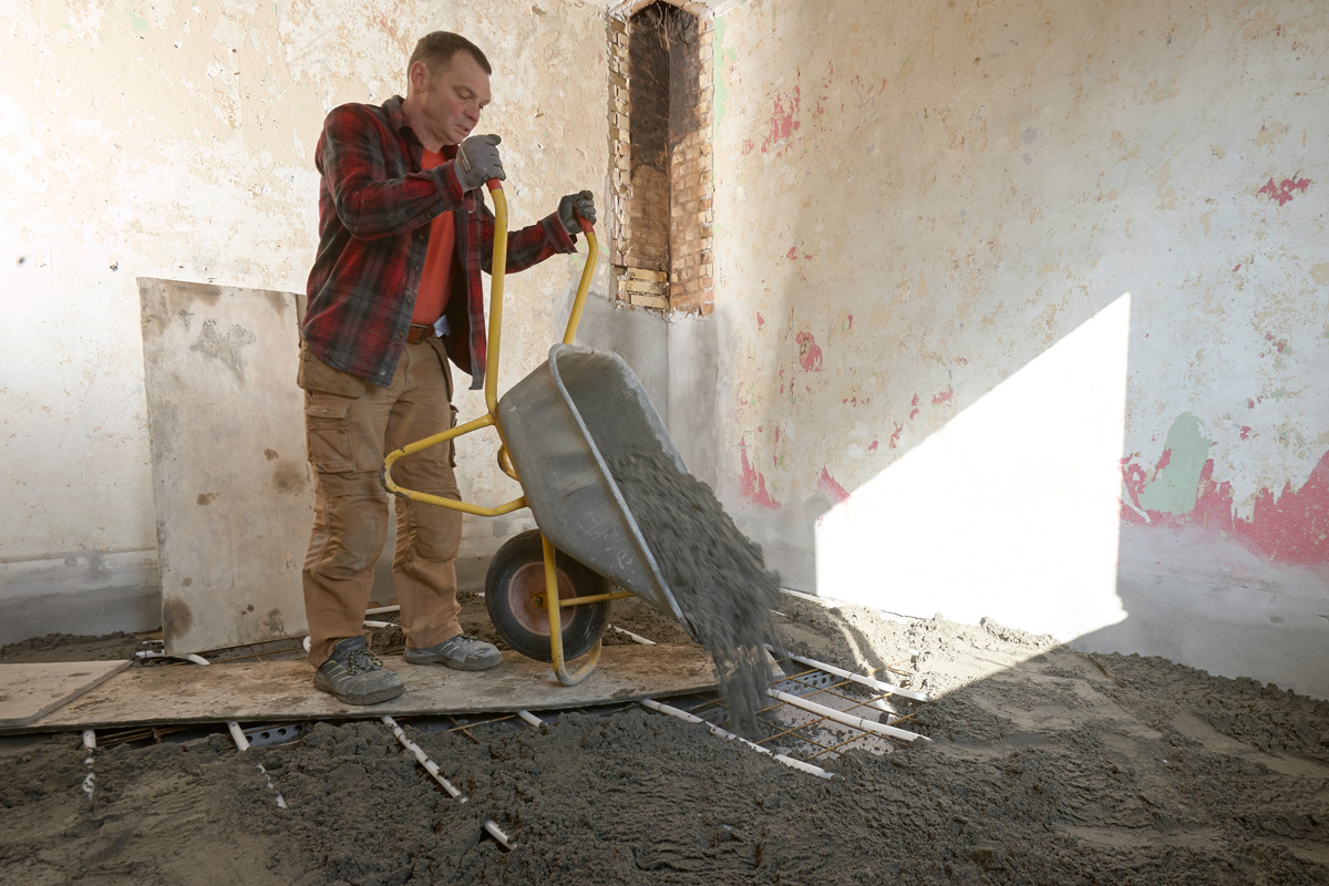 Ett betonggolv är hanterbart att göra själv och härligt att gå på om man lägger golvvärme