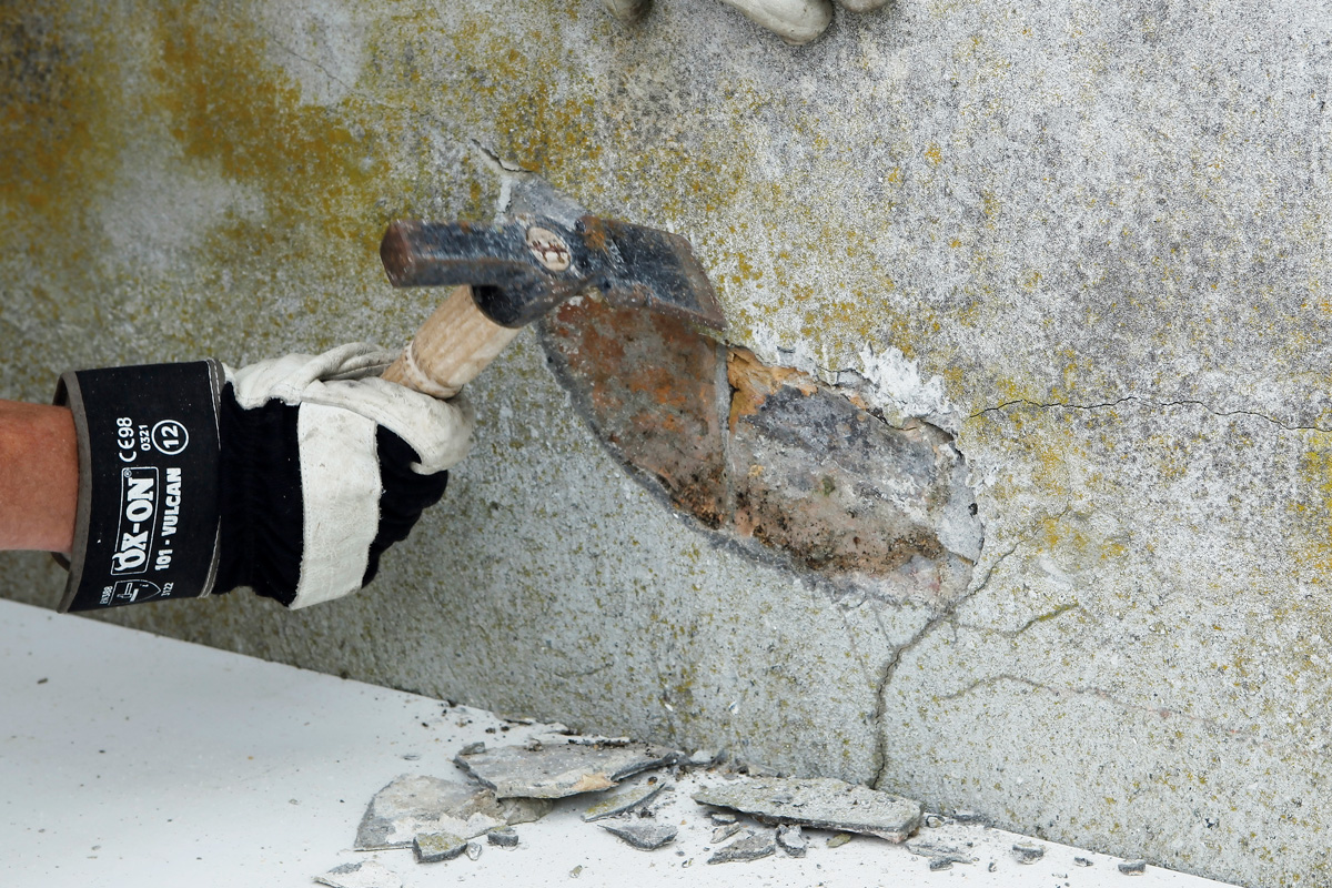 En sprekk i pusslaget slipper inn vann, slik at frost kan løsne pussen. Det skal fikses før huset skades.