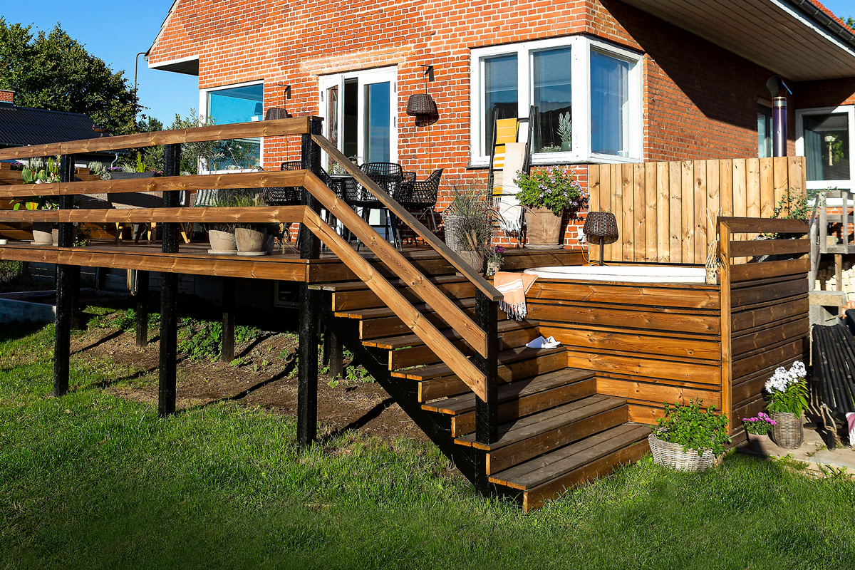 Den nederste del af vildmarksbadet skjules af træbeklædning.