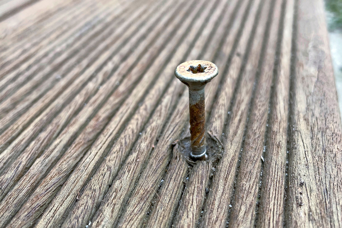 Jalopuulautaan kiinnitetty ruspert-ruuvi noin viiden vuoden käytön jälkeen. Parkkihapot ovat syövyttäneet pinnan rikki.