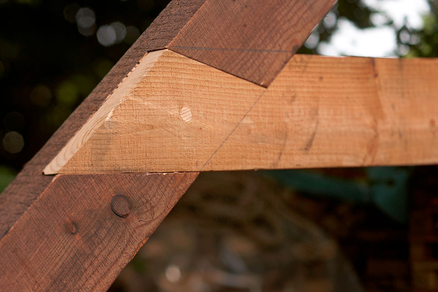 Det skrå innsnittet i bladet (lyst tre) låser sammenføyningen og gjør den sterkere.