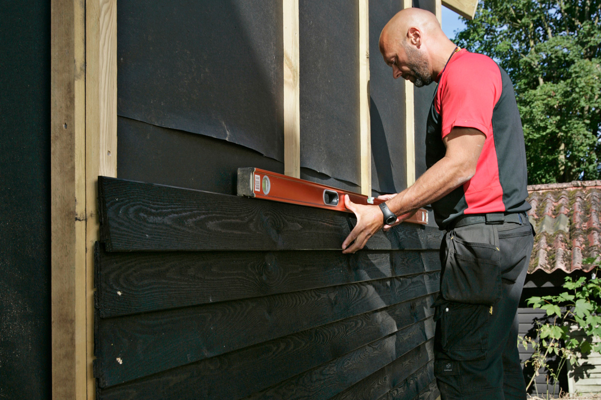 Trä eller fibercement? Kemiskt impregnerat eller impregnerat av naturen? Liggande eller stående panel? Det finns många alternativ till fasaden.