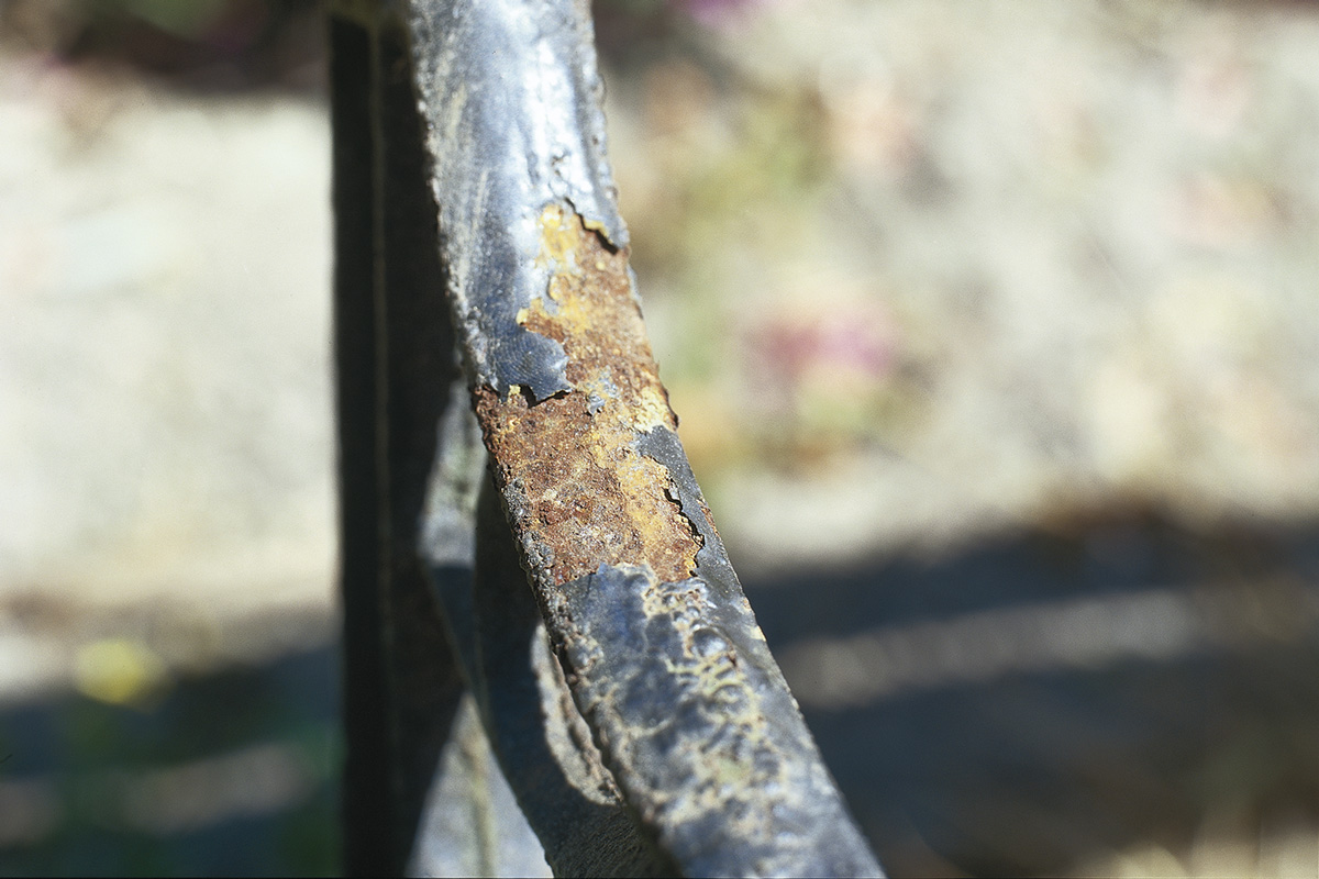 Rust arbejder sig langsomt frem, så i langt de fleste tilfælde kan man sagtens nå at fjerne det, inden det når at gennemtære jernet