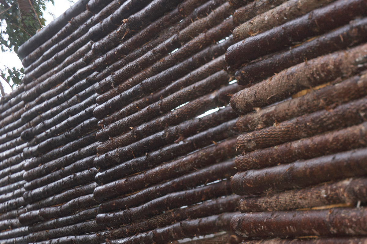 Rafterne i hegnet er i gran, der er meget modstandsdygtigt over for vejr og vind.