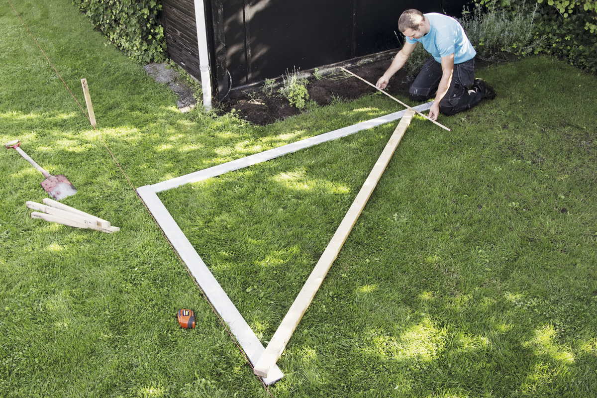 Den räta vinkeln finns alltid i hörnet mellan de två kortaste sidorna.