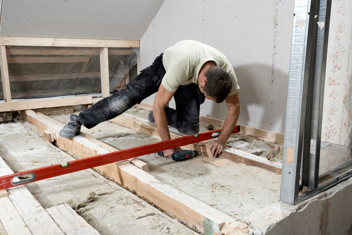 Oavsett om golvet ska rättas upp eller det ska byggas trädäck, måste underlaget vara jämnt. Här är vattenpasset oumbärligt.