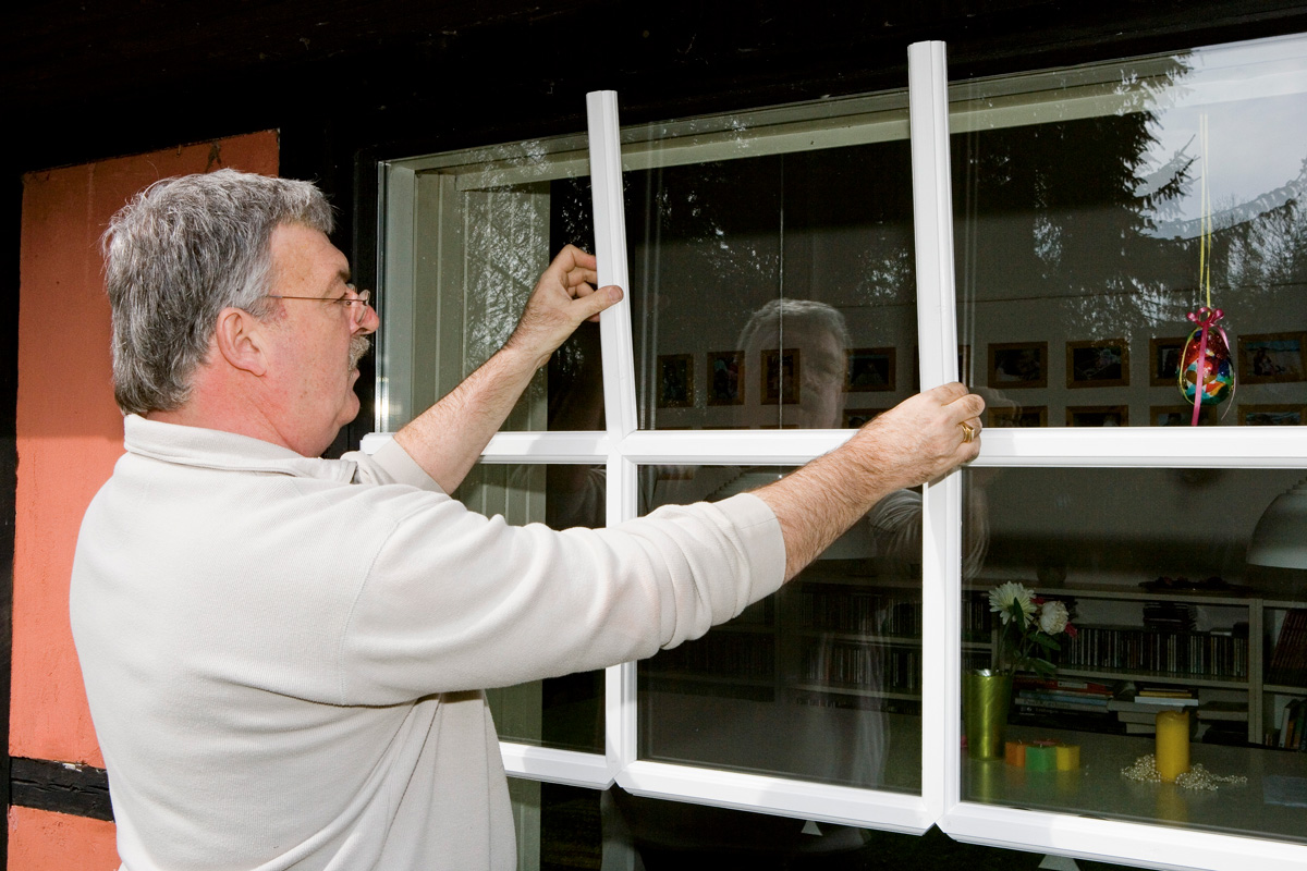 Med riktig teip kan du løse de fleste spesialoppgaver, for eksempel feste sprosser på en stor rute.