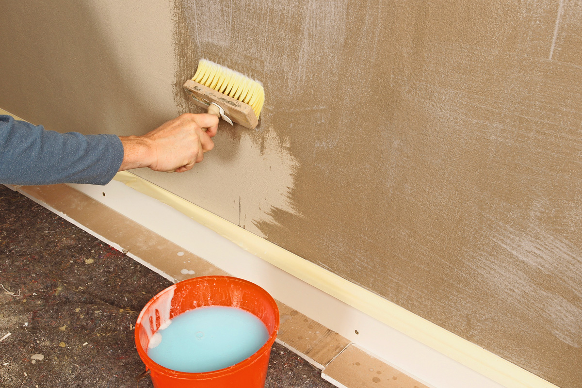 Tartuntapohjuste pitää levittää seinälle huolellisesti.