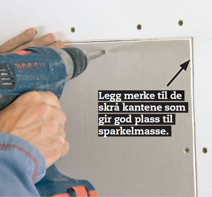 Skru fast den nye gipsplata i hullet