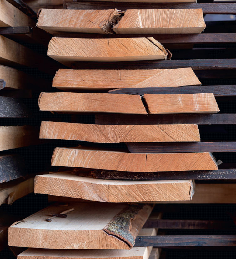 Träplankor med sprickor till bordsskiva