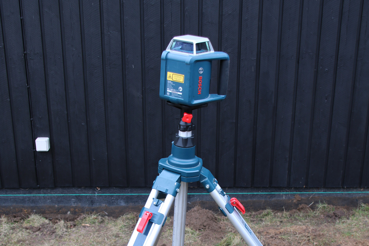 På rotationslasern sitter lasern inne i huset och snurrar runt om sig själv.